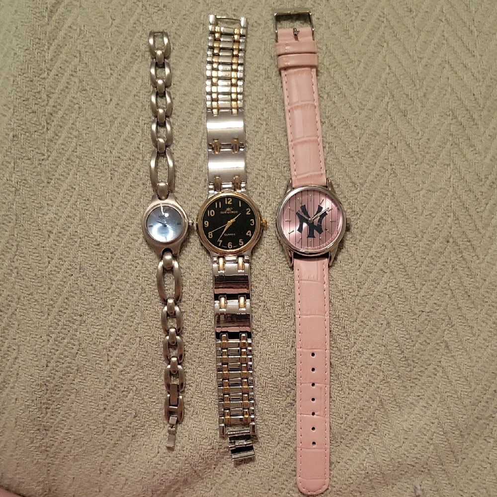 📦 3 Watches – Mixed Styles & Sizes